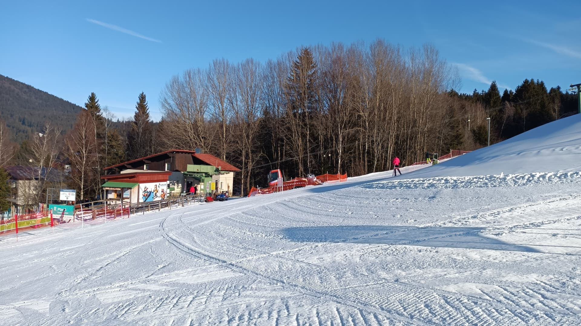 Dolní stanice vleku, chata s půjčovnou a rolba